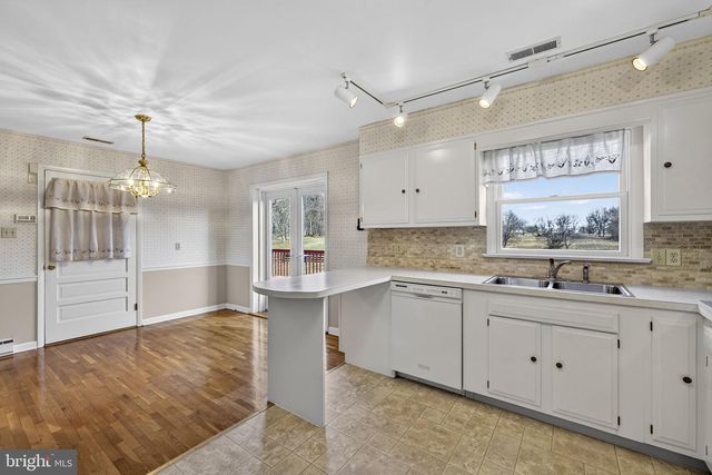 7737 SUMMIT POINT RD, Charles Town, WV 25414