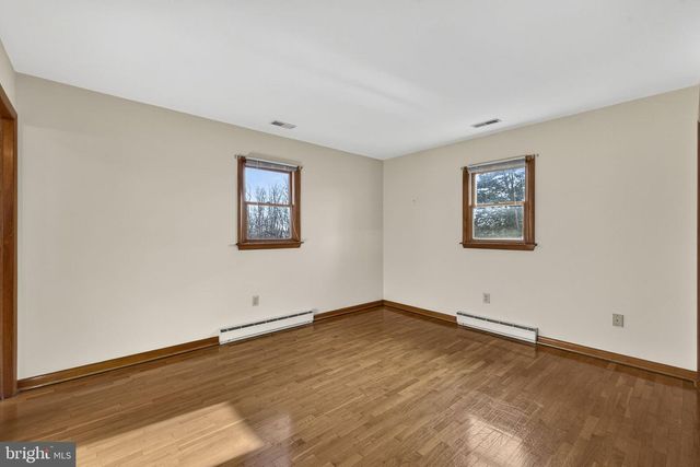 7737 SUMMIT POINT RD, Charles Town, WV 25414