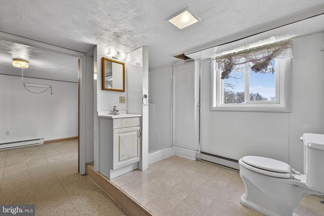 7737 SUMMIT POINT RD, Charles Town, WV 25414