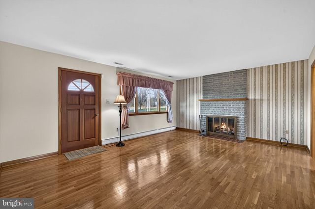 7737 SUMMIT POINT RD, Charles Town, WV 25414