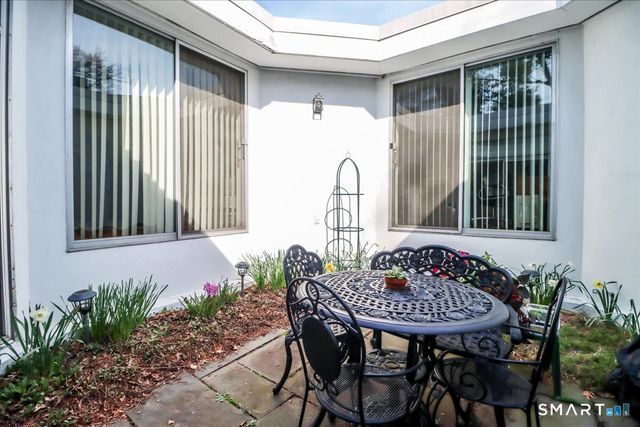 160 Fairfield Woods Road 20, Fairfield, CT 06825