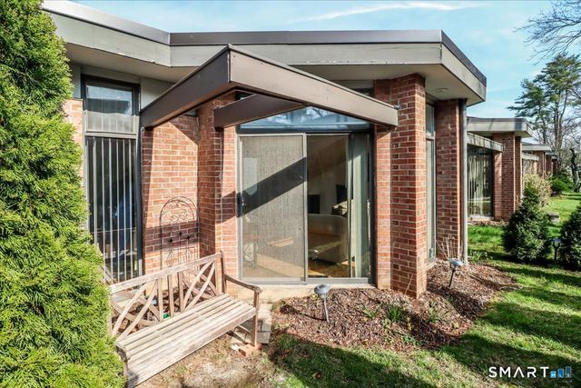 160 Fairfield Woods Road 20, Fairfield, CT 06825