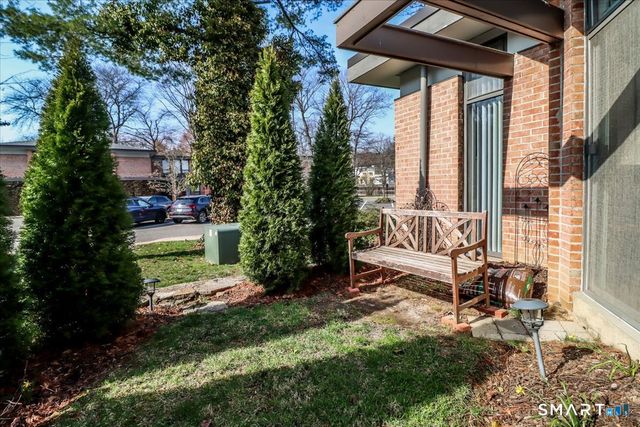 160 Fairfield Woods Road 20, Fairfield, CT 06825