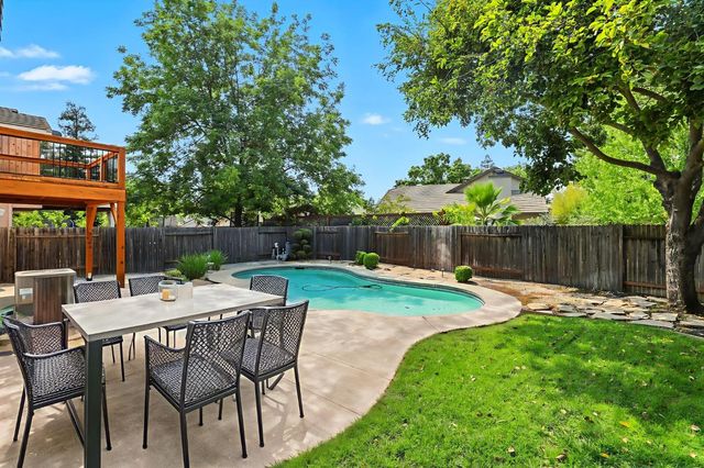 9510 Village Tree Dr, Elk Grove, CA 95758