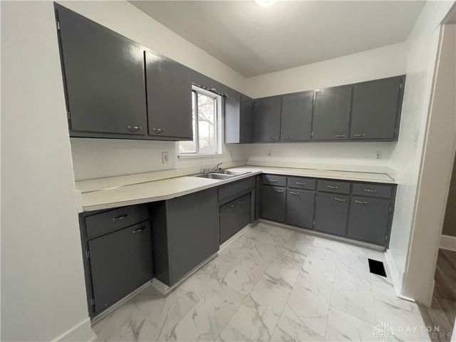 212 E Hillcrest Avenue, Dayton, OH 45405