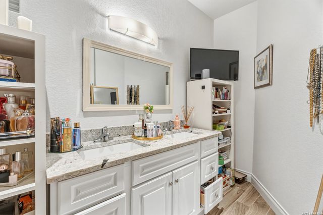 9927 E Sandy Field, San Antonio, TX 78245