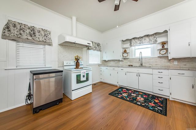 204 SE 3rd Street, England, AR 72046