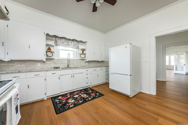 204 SE 3rd Street, England, AR 72046