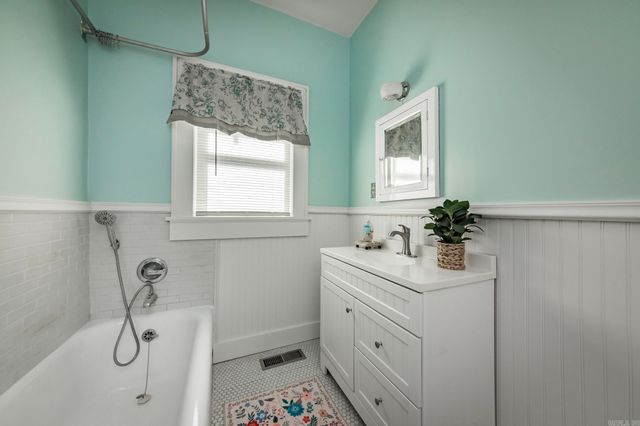 204 SE 3rd Street, England, AR 72046