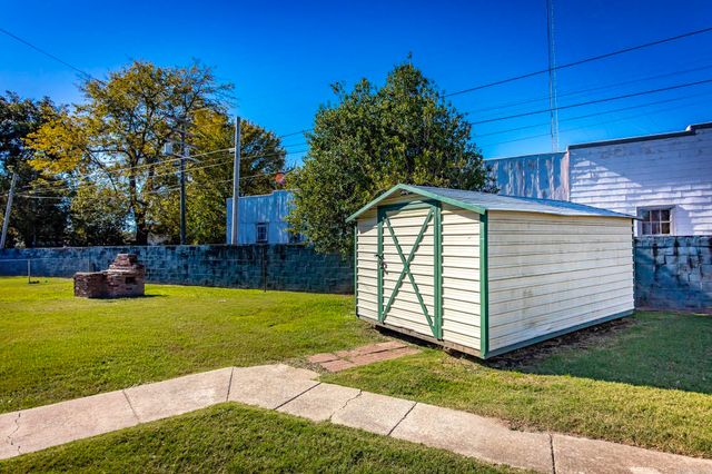 204 SE 3rd Street, England, AR 72046