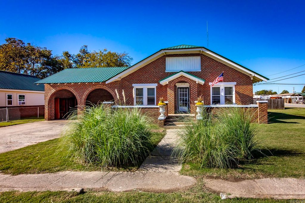 204 SE 3rd Street, England, AR 72046