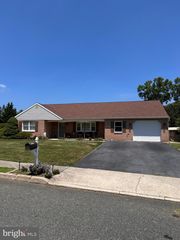 1 HEATHER CT, Douglassville, PA 19518
