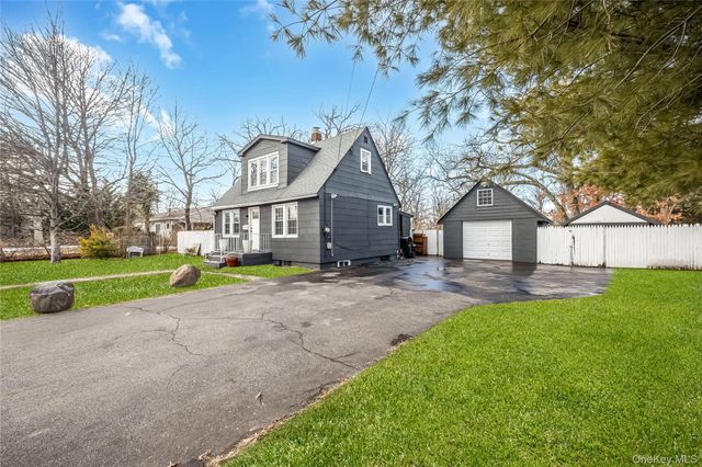 97 Berry Street, Lindenhurst, NY 11757