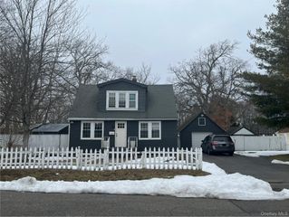 97 Berry Street, Lindenhurst, NY 11757