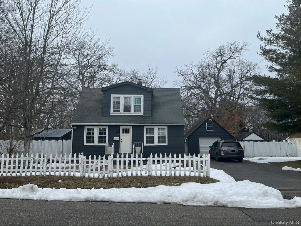 97 Berry Street, Lindenhurst, NY 11757