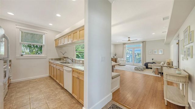 421 ISLAND CIRCLE, Sarasota, FL 34242