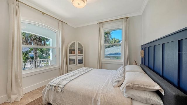 421 ISLAND CIRCLE, Sarasota, FL 34242