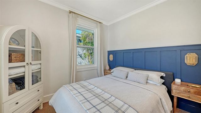 421 ISLAND CIRCLE, Sarasota, FL 34242