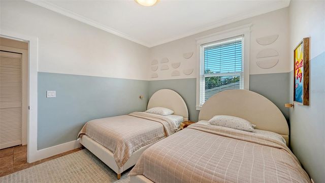 421 ISLAND CIRCLE, Sarasota, FL 34242