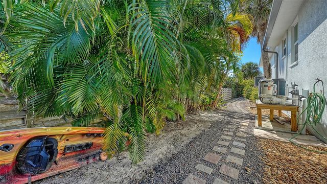 421 ISLAND CIRCLE, Sarasota, FL 34242