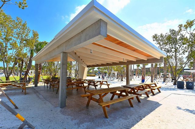 421 ISLAND CIRCLE, Sarasota, FL 34242