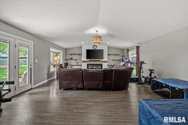 12069 State Route 4, Auburn, IL 62615