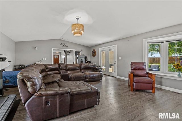 12069 State Route 4, Auburn, IL 62615