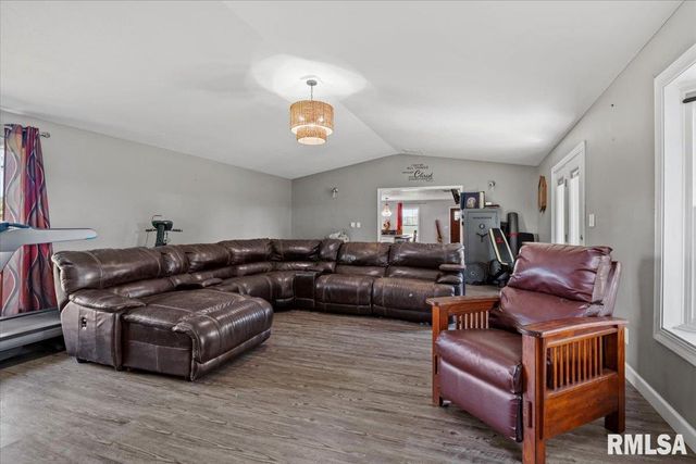 12069 State Route 4, Auburn, IL 62615