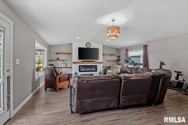 12069 State Route 4, Auburn, IL 62615