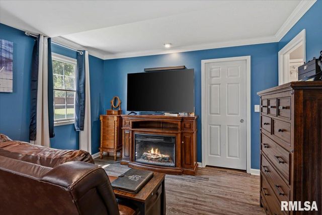 12069 State Route 4, Auburn, IL 62615