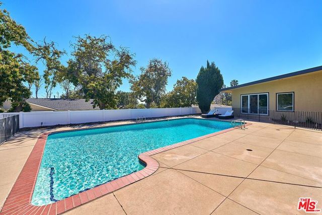 1908 Lyans Drive, La Canada Flintridge, CA 91011