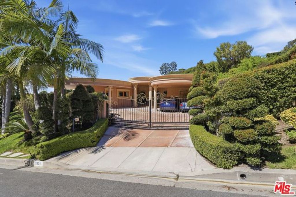 1831 Loma Vista Drive, Beverly Hills, CA 90210