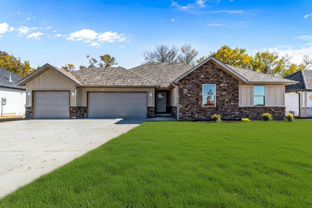 1406 N Collins Drive, Republic, MO 65738