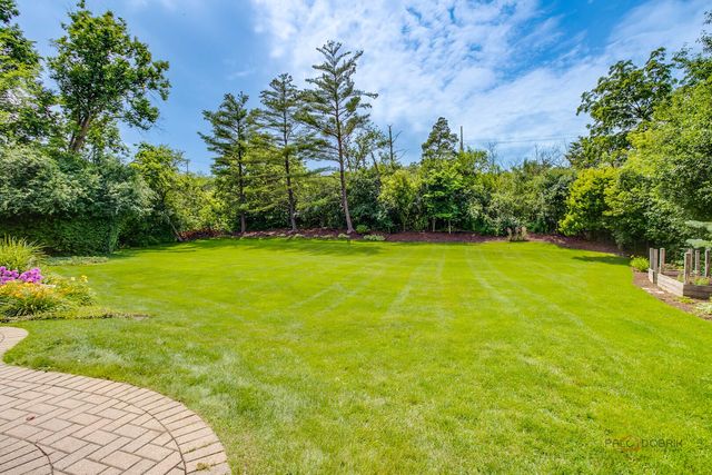 106 Surrey Lane, Lincolnshire, IL 60045