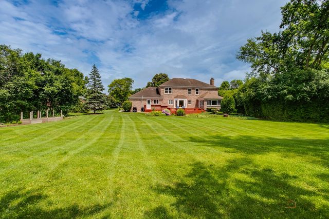 106 Surrey Lane, Lincolnshire, IL 60045