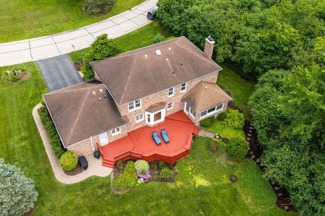 106 Surrey Lane, Lincolnshire, IL 60045