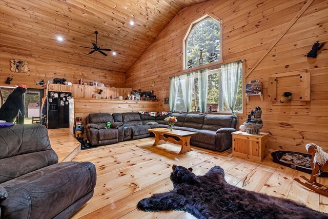 8 Oakwood Rd, Brimfield, MA 01010