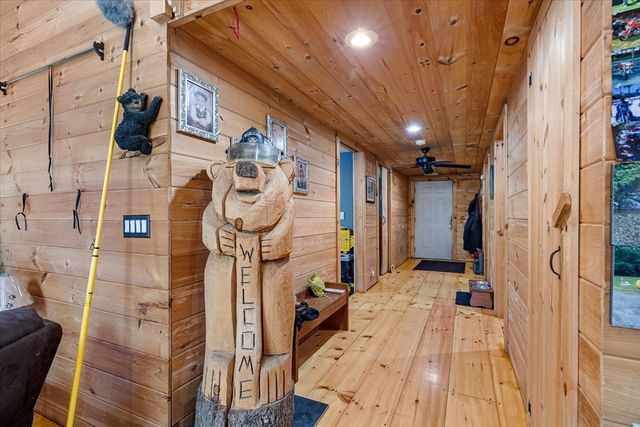 8 Oakwood Rd, Brimfield, MA 01010