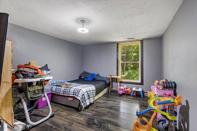 8 Oakwood Rd, Brimfield, MA 01010