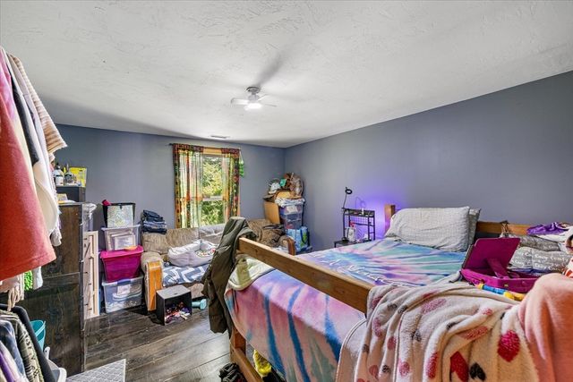 8 Oakwood Rd, Brimfield, MA 01010