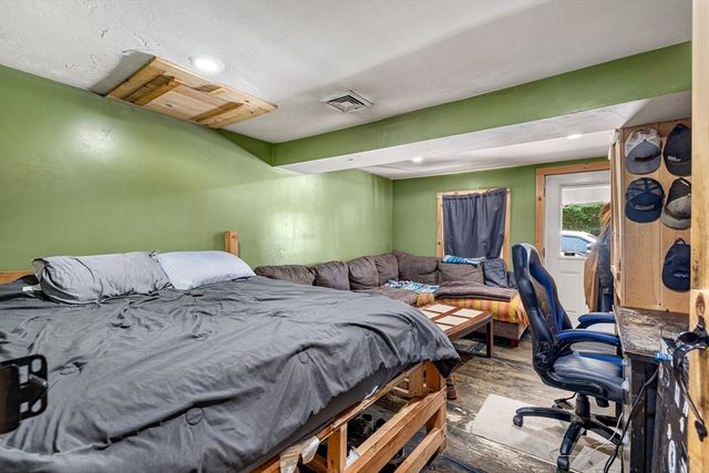 8 Oakwood Rd, Brimfield, MA 01010