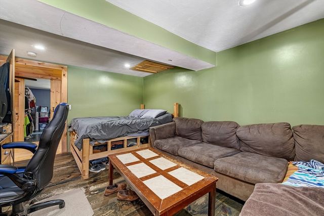 8 Oakwood Rd, Brimfield, MA 01010