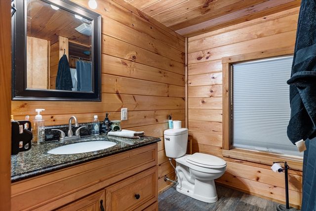 8 Oakwood Rd, Brimfield, MA 01010