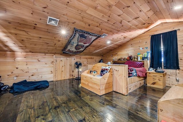 8 Oakwood Rd, Brimfield, MA 01010
