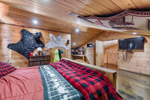 8 Oakwood Rd, Brimfield, MA 01010
