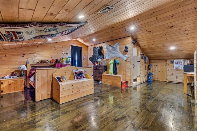 8 Oakwood Rd, Brimfield, MA 01010