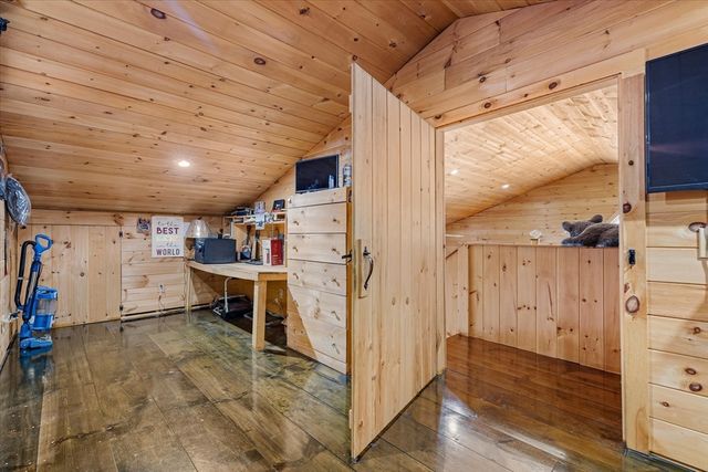 8 Oakwood Rd, Brimfield, MA 01010