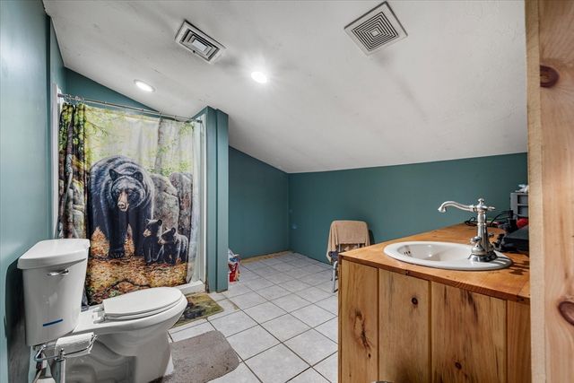 8 Oakwood Rd, Brimfield, MA 01010