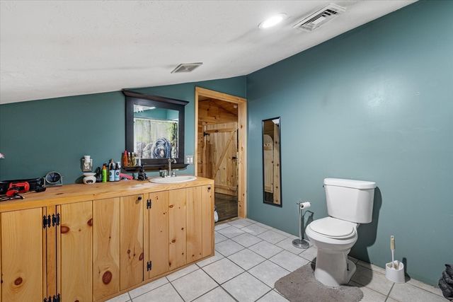 8 Oakwood Rd, Brimfield, MA 01010