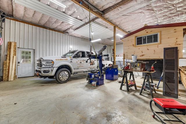 8 Oakwood Rd, Brimfield, MA 01010